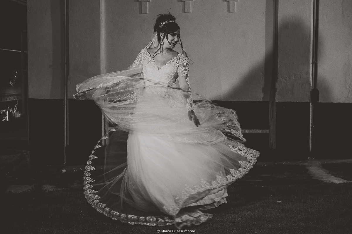 noiva girando o vestido