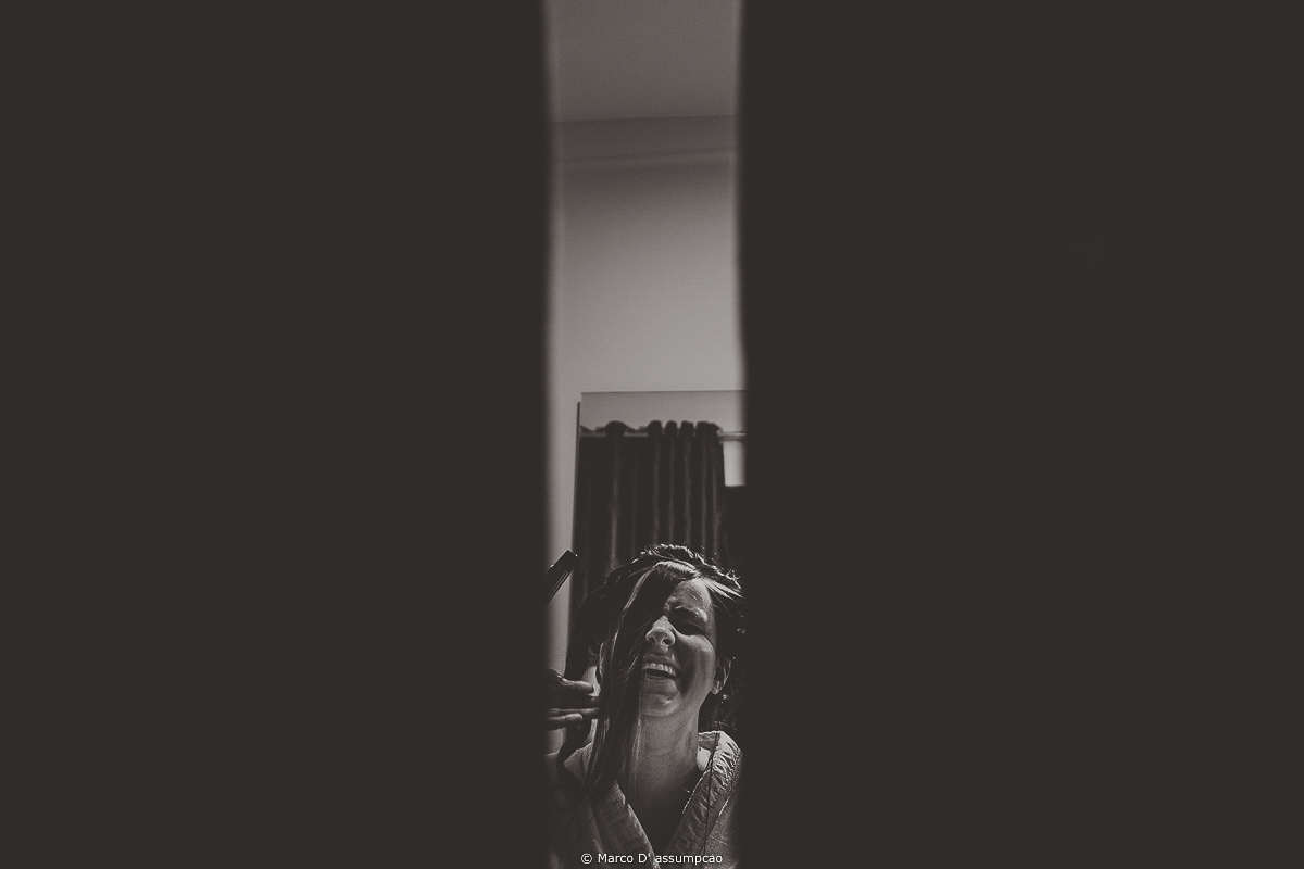 noiva sorrindo arrumando o cabelo