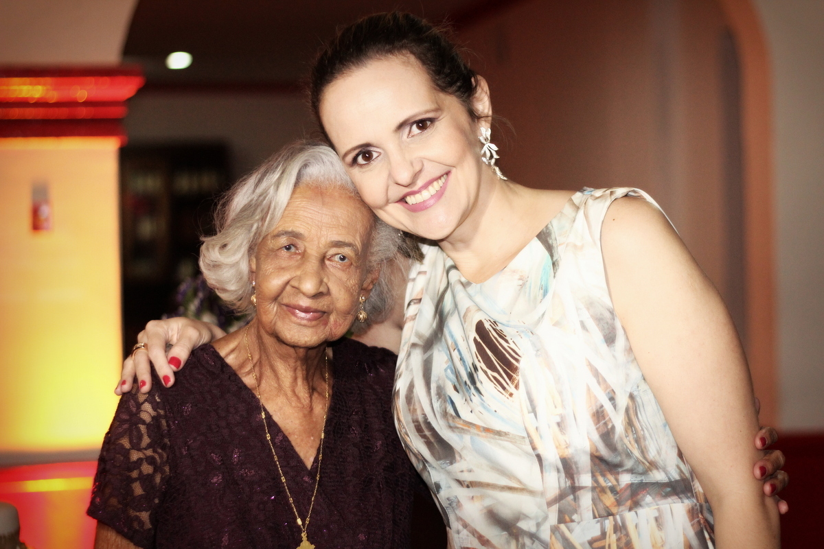 Onde fazer book fotográfico de mulher de 100 anos? Ivna sá fotografa mulheres de 100 anos em belo horizonte. Mulher de 100 anos faz sessão fotográfica em estúdio especializado em fotografia de mulheres, 