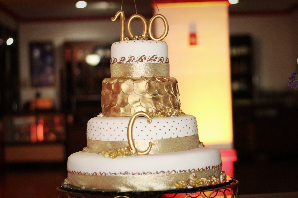 Onde fazer book fotográfico de mulher de 100 anos? Ivna sá fotografa mulheres de 100 anos em belo horizonte. Mulher de 100 anos faz sessão fotográfica em estúdio especializado em fotografia de mulheres, 