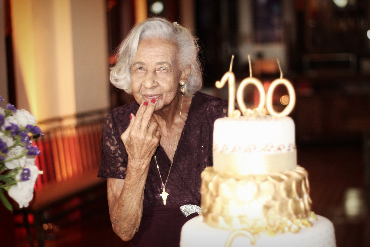 Onde fazer book fotográfico de mulher de 100 anos? Ivna sá fotografa mulheres de 100 anos em belo horizonte. Mulher de 100 anos faz sessão fotográfica em estúdio especializado em fotografia de mulheres, 