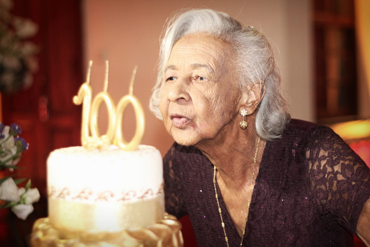 Onde fazer book fotográfico de mulher de 100 anos? Ivna sá fotografa mulheres de 100 anos em belo horizonte. Mulher de 100 anos faz sessão fotográfica em estúdio especializado em fotografia de mulheres, 