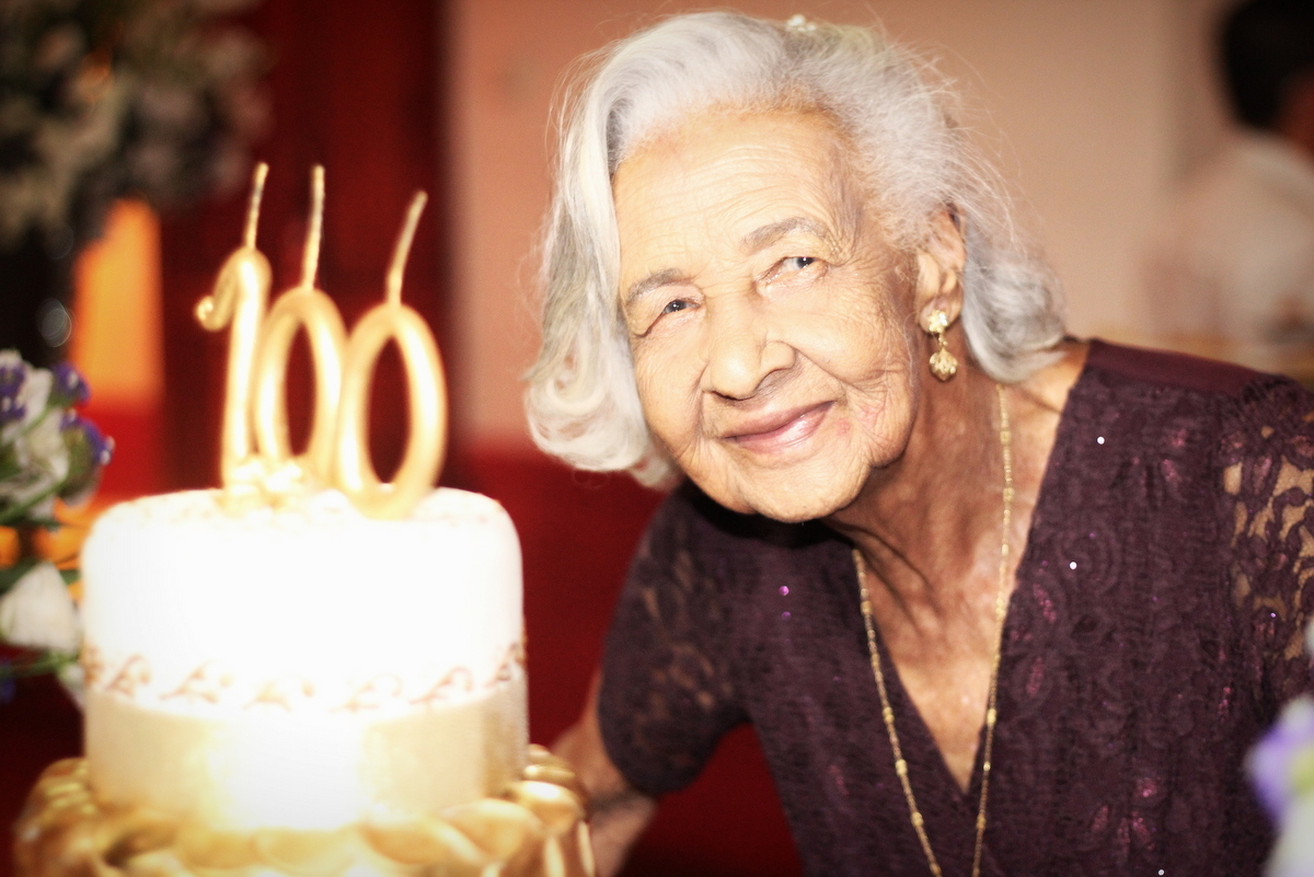 Onde fazer book fotográfico de mulher de 100 anos? Ivna sá fotografa mulheres de 100 anos em belo horizonte. Mulher de 100 anos faz sessão fotográfica em estúdio especializado em fotografia de mulheres, 