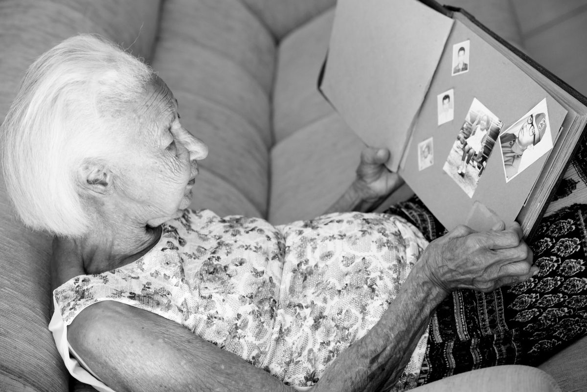 Onde fazer book fotográfico de mulher de 100 anos? Ivna sá fotografa mulheres de 100 anos em belo horizonte. Mulher de 100 anos faz sessão fotográfica em estúdio especializado em fotografia de mulheres, 