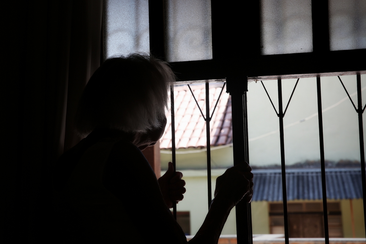 Onde fazer book fotográfico de mulher de 100 anos? Ivna sá fotografa mulheres de 100 anos em belo horizonte. Mulher de 100 anos faz sessão fotográfica em estúdio especializado em fotografia de mulheres, 