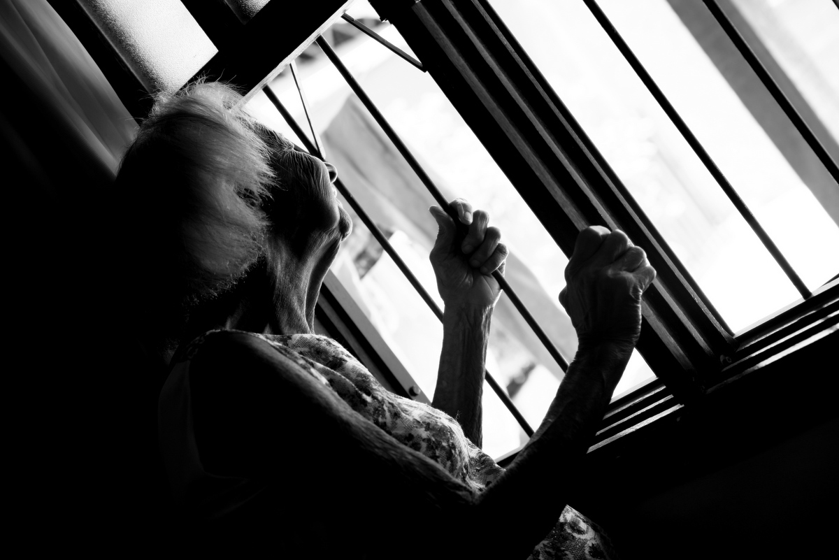 Onde fazer book fotográfico de mulher de 100 anos? Ivna sá fotografa mulheres de 100 anos em belo horizonte. Mulher de 100 anos faz sessão fotográfica em estúdio especializado em fotografia de mulheres, 