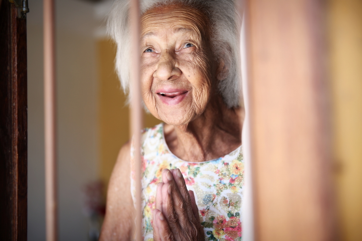 Onde fazer book fotográfico de mulher de 100 anos? Ivna sá fotografa mulheres de 100 anos em belo horizonte. Mulher de 100 anos faz sessão fotográfica em estúdio especializado em fotografia de mulheres, 