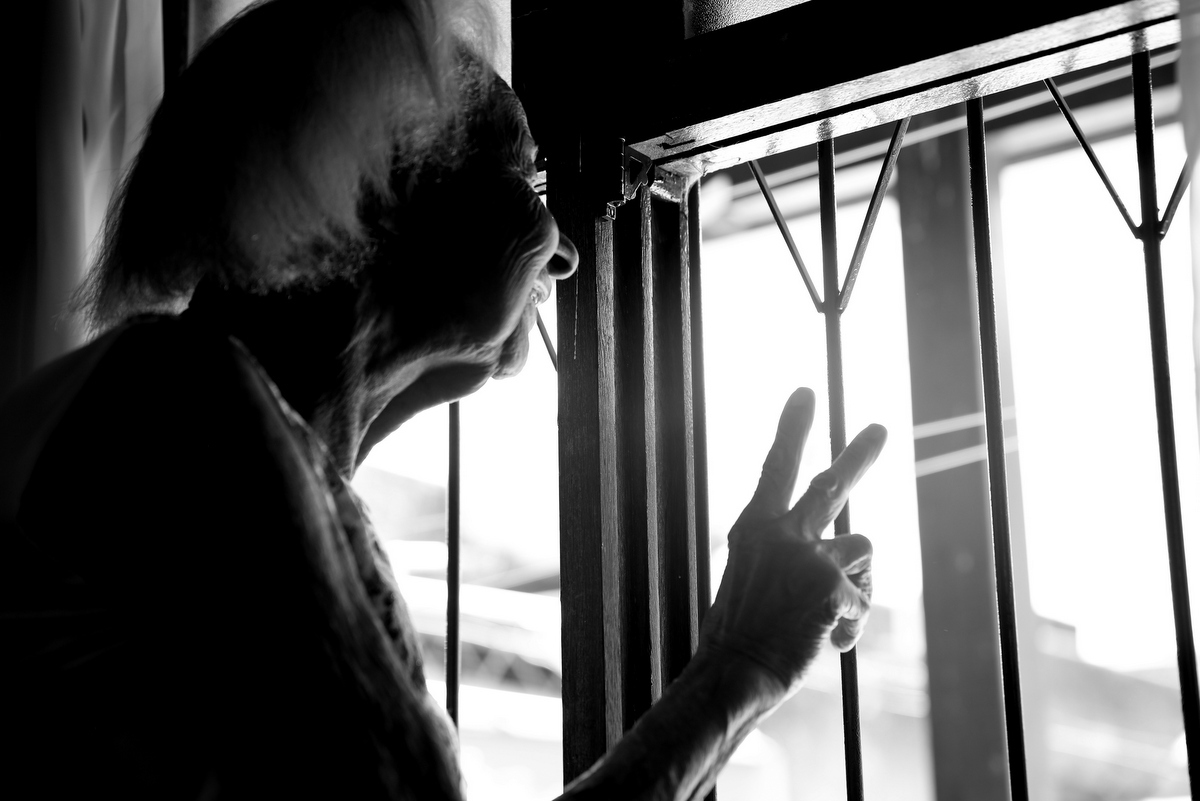 Onde fazer book fotográfico de mulher de 100 anos? Ivna sá fotografa mulheres de 100 anos em belo horizonte. Mulher de 100 anos faz sessão fotográfica em estúdio especializado em fotografia de mulheres, 