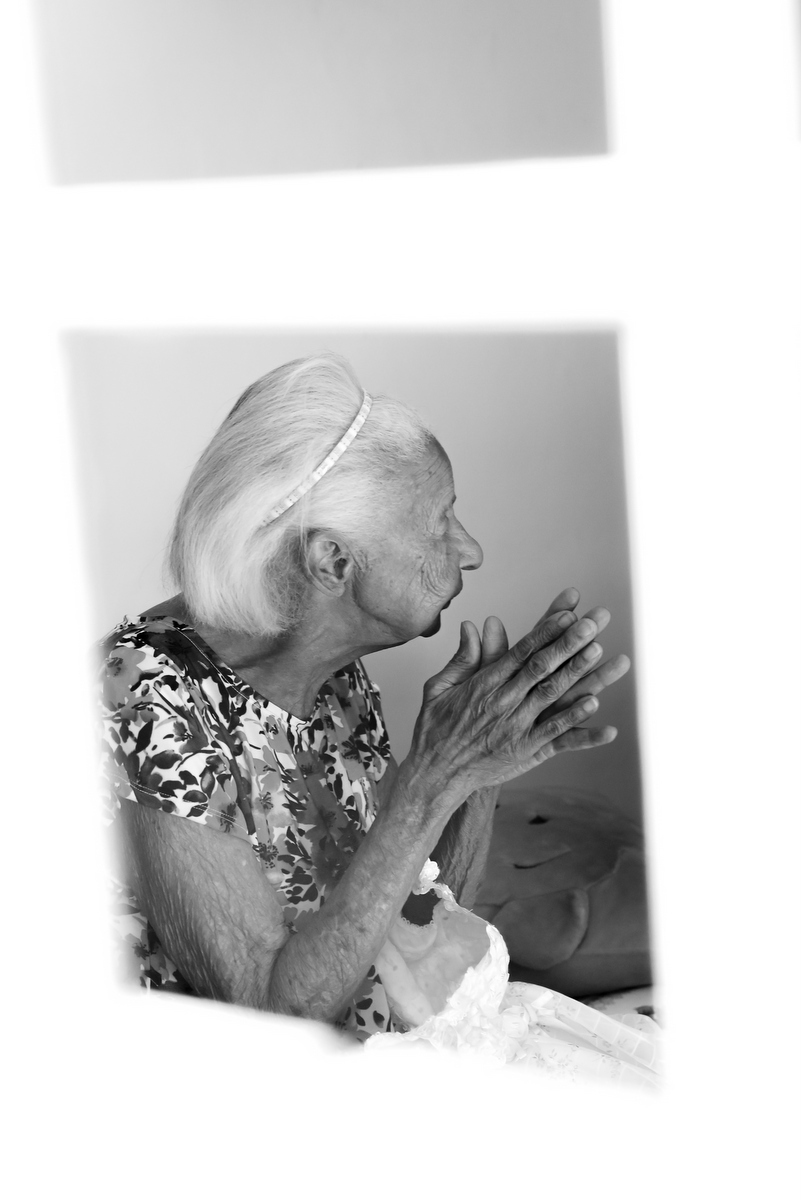 Onde fazer book fotográfico de mulher de 100 anos? Ivna sá fotografa mulheres de 100 anos em belo horizonte. Mulher de 100 anos faz sessão fotográfica em estúdio especializado em fotografia de mulheres, 