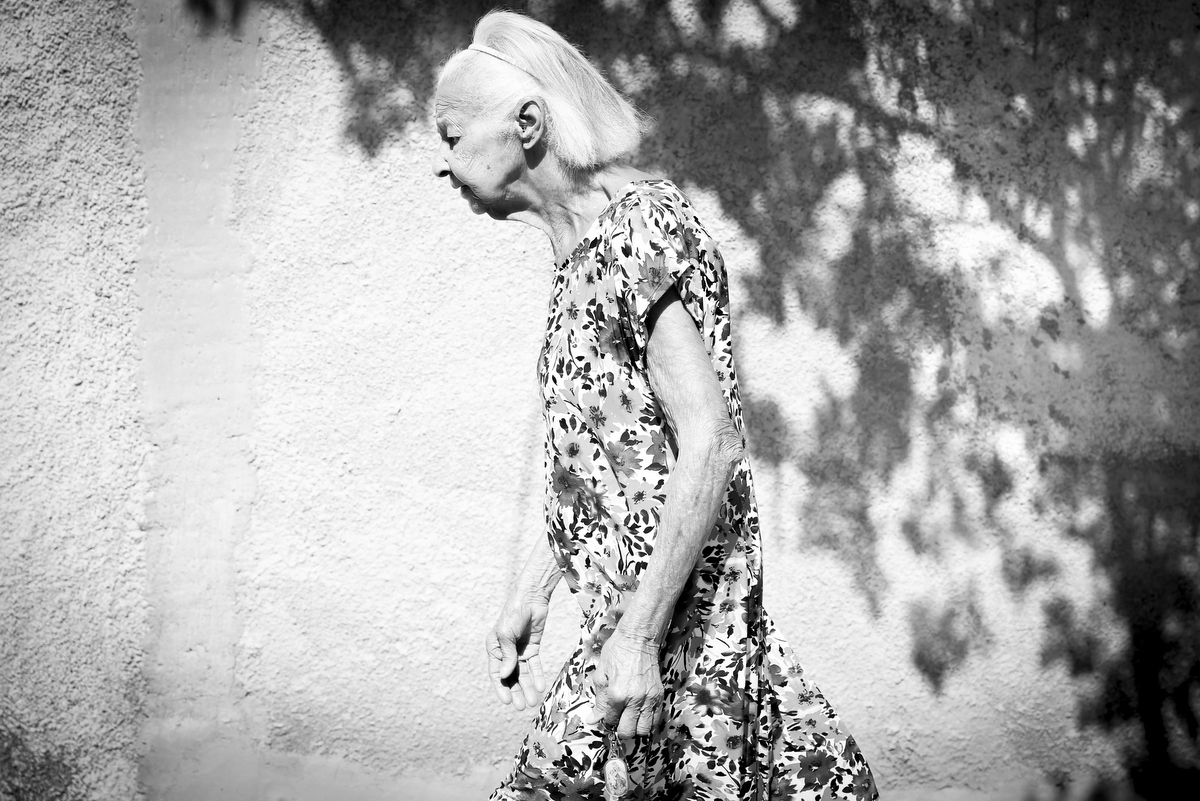 Onde fazer book fotográfico de mulher de 100 anos? Ivna sá fotografa mulheres de 100 anos em belo horizonte. Mulher de 100 anos faz sessão fotográfica em estúdio especializado em fotografia de mulheres,