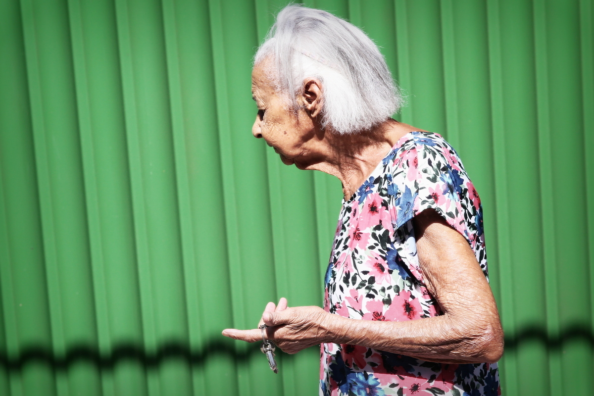  Onde fazer book fotográfico de mulher de 100 anos? Ivna sá fotografa mulheres de 100 anos em belo horizonte. Mulher de 100 anos faz sessão fotográfica em estúdio especializado em fotografia de mulheres,