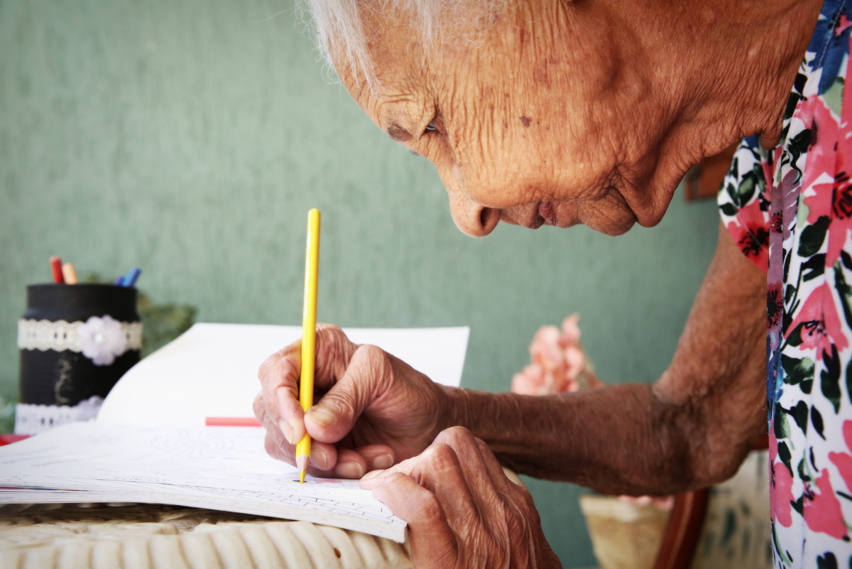 Onde fazer book fotográfico de mulher de 100 anos? Ivna sá fotografa mulheres de 100 anos em belo horizonte. Mulher de 100 anos faz sessão fotográfica em estúdio especializado em fotografia de mulheres, 