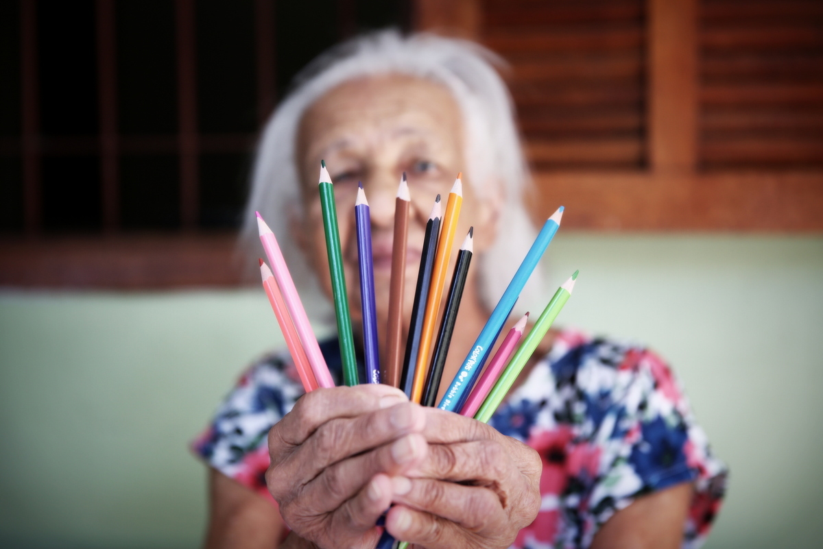 Onde fazer book fotográfico de mulher de 100 anos? Ivna sá fotografa mulheres de 100 anos em belo horizonte. Mulher de 100 anos faz sessão fotográfica em estúdio especializado em fotografia de mulheres, 