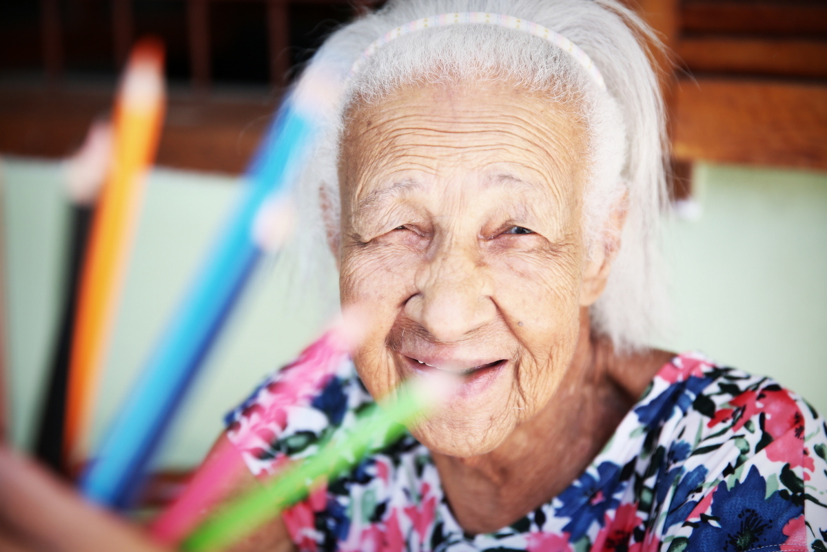 Onde fazer book fotográfico de mulher de 100 anos? Ivna sá fotografa mulheres de 100 anos em belo horizonte. Mulher de 100 anos faz sessão fotográfica em estúdio especializado em fotografia de mulheres,