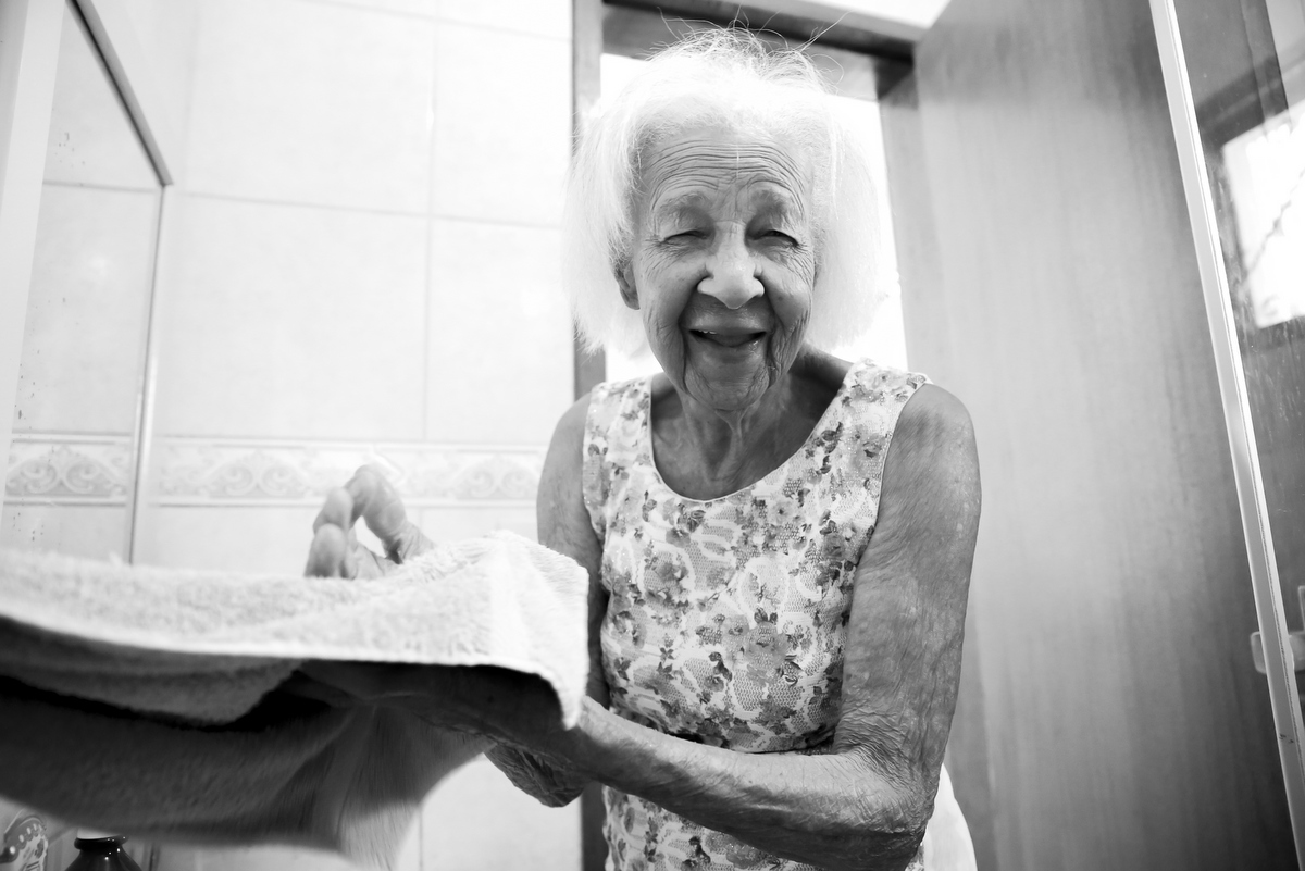 Onde fazer book fotográfico de mulher de 100 anos? Ivna sá fotografa mulheres de 100 anos em belo horizonte. Mulher de 100 anos faz sessão fotográfica em estúdio especializado em fotografia de mulheres, 