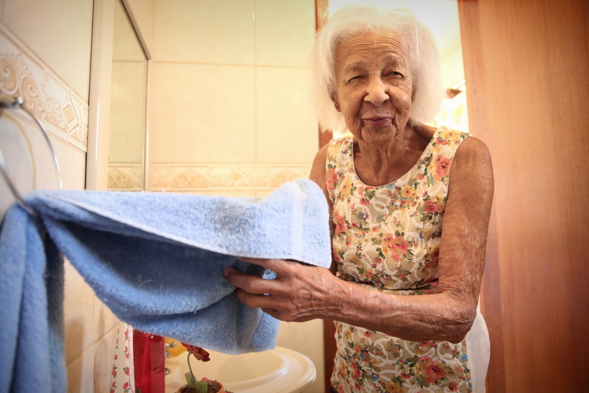 Onde fazer book fotográfico de mulher de 100 anos? Ivna sá fotografa mulheres de 100 anos em belo horizonte. Mulher de 100 anos faz sessão fotográfica em estúdio especializado em fotografia de mulheres, 