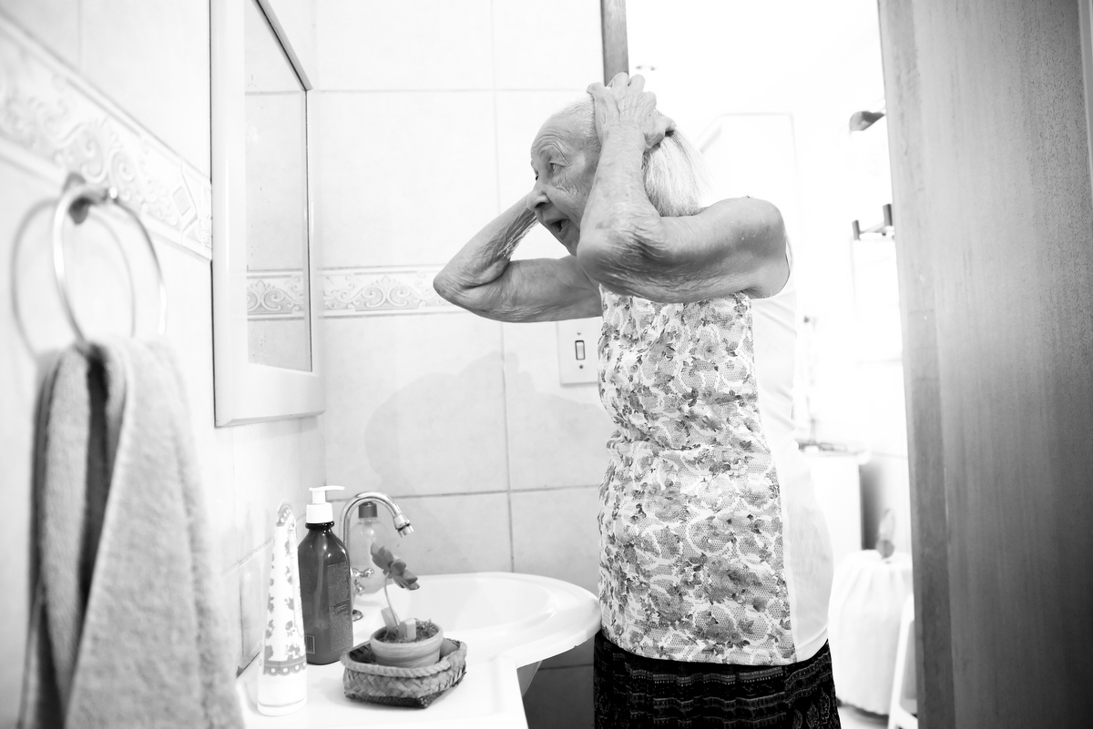 Onde fazer book fotográfico de mulher de 100 anos? Ivna sá fotografa mulheres de 100 anos em belo horizonte. Mulher de 100 anos faz sessão fotográfica em estúdio especializado em fotografia de mulheres, 