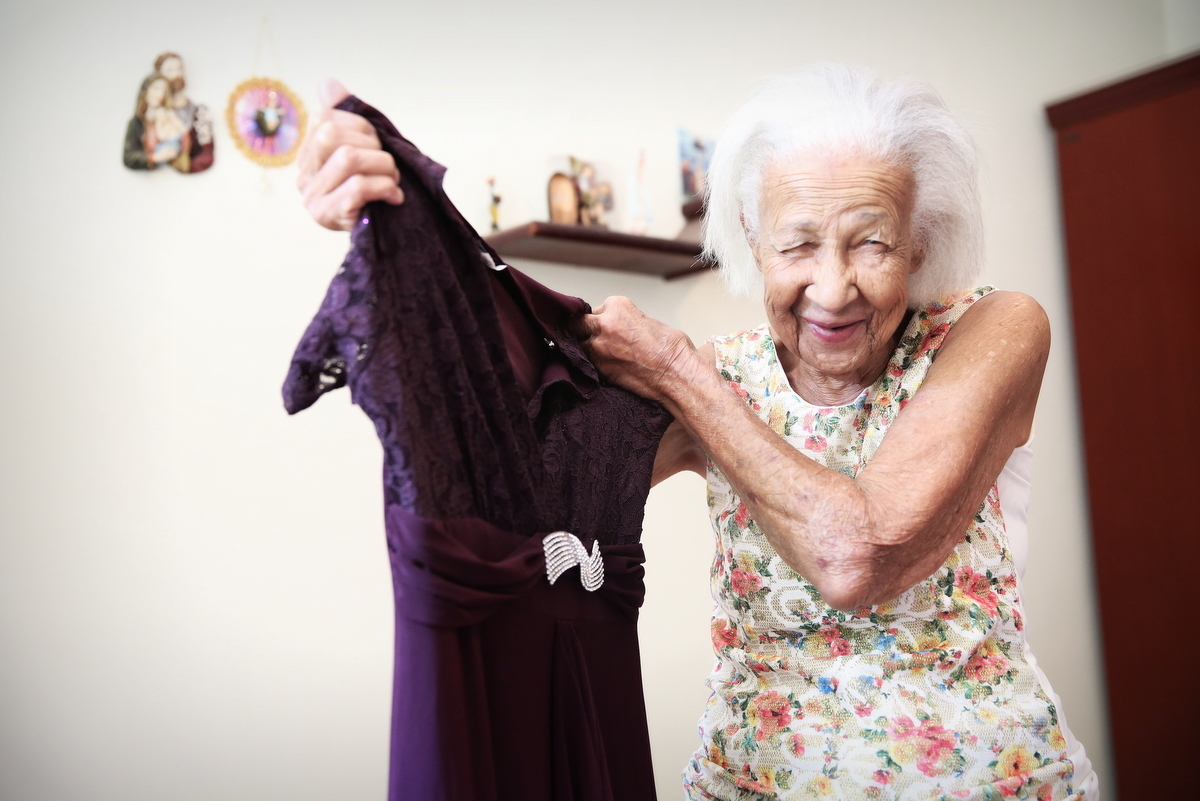 Onde fazer book fotográfico de mulher de 100 anos? Ivna sá fotografa mulheres de 100 anos em belo horizonte. Mulher de 100 anos faz sessão fotográfica em estúdio especializado em fotografia de mulheres, 