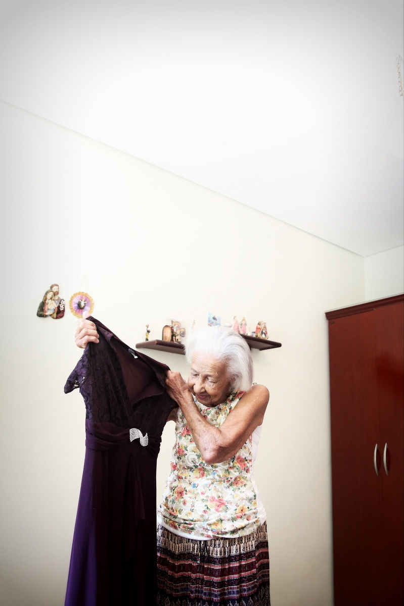 Onde fazer book fotográfico de mulher de 100 anos? Ivna sá fotografa mulheres de 100 anos em belo horizonte. Mulher de 100 anos faz sessão fotográfica em estúdio especializado em fotografia de mulheres, 