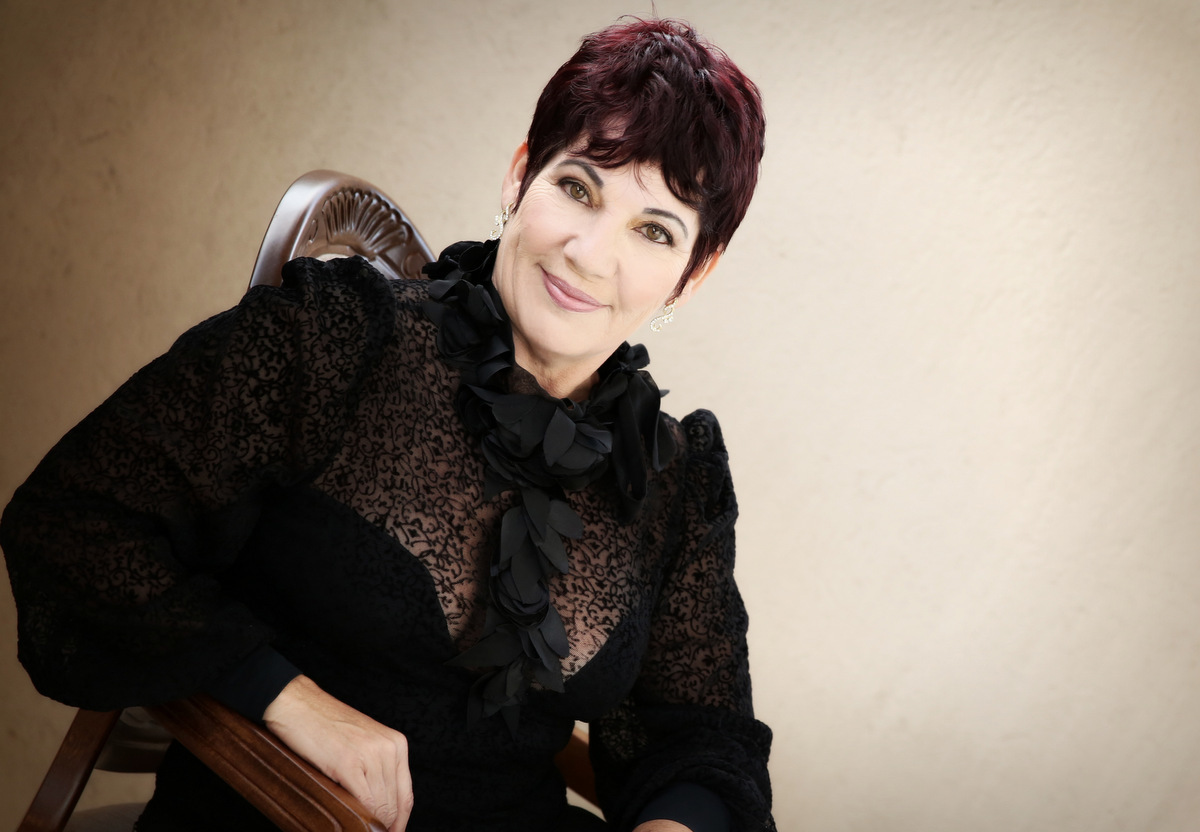  Onde fazer book fotográfico de mulher de 50 anos? Ivna sá fotografa mulheres de 50 anos em belo horizonte. Mulher de 50 anos faz sessão fotográfica em estúdio especializado em fotografia de mulheres 