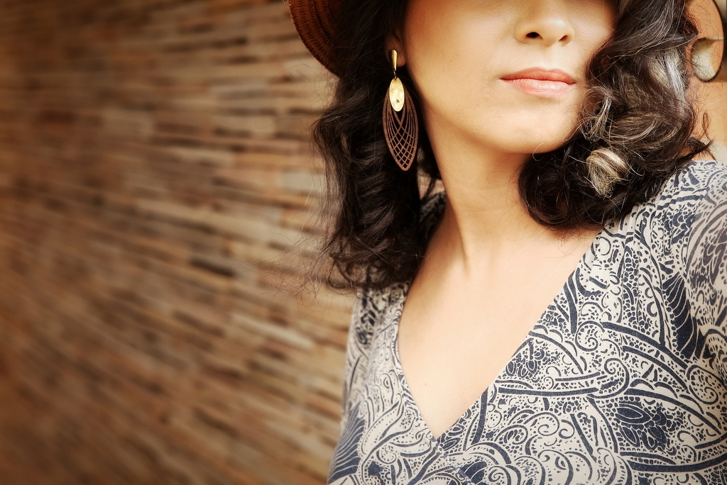 Onde fazer book fotográfico de mulher de 20 anos? Ivna sá fotografa mulheres de 20 anos em belo horizonte. Mulher de 20 anos faz sessão fotográfica em estúdio especializado em fotografia de mulheres, mulher cega de 25 anos faz ensaio no estúdio ivna sá 