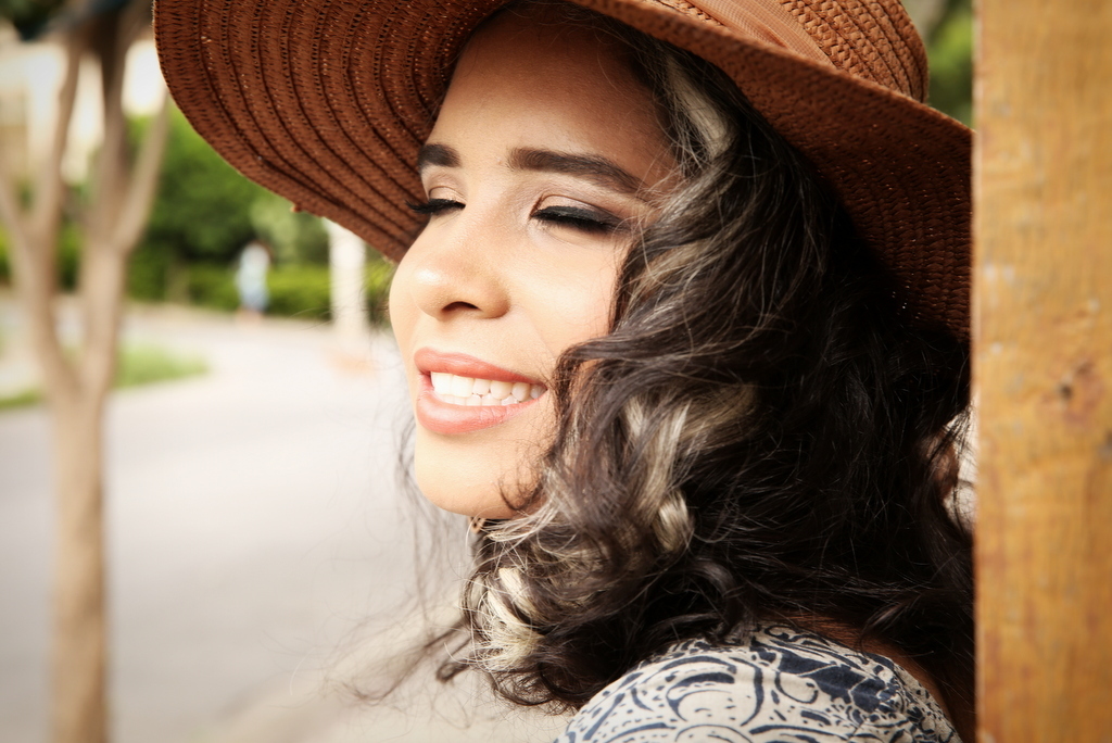 Onde fazer book fotográfico de mulher de 20 anos? Ivna sá fotografa mulheres de 20 anos em belo horizonte. Mulher de 20 anos faz sessão fotográfica em estúdio especializado em fotografia de mulheres, mulher cega de 25 anos faz ensaio no estúdio ivna sá 
