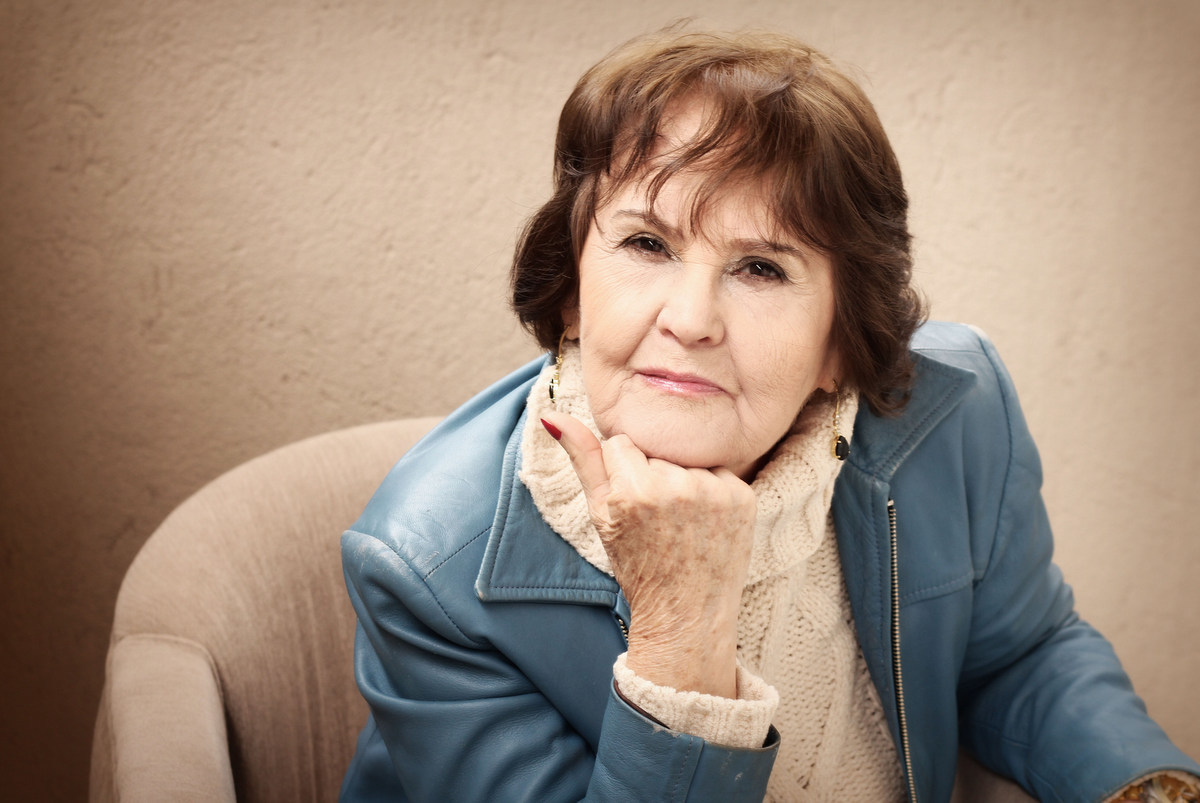 Onde fazer book fotográfico de mulher de 70 anos? Ivna sá fotografa mulheres de 70 anos em belo horizonte. Mulher de 70 anos faz sessão fotográfica em estúdio especializado em fotografia de mulheres 