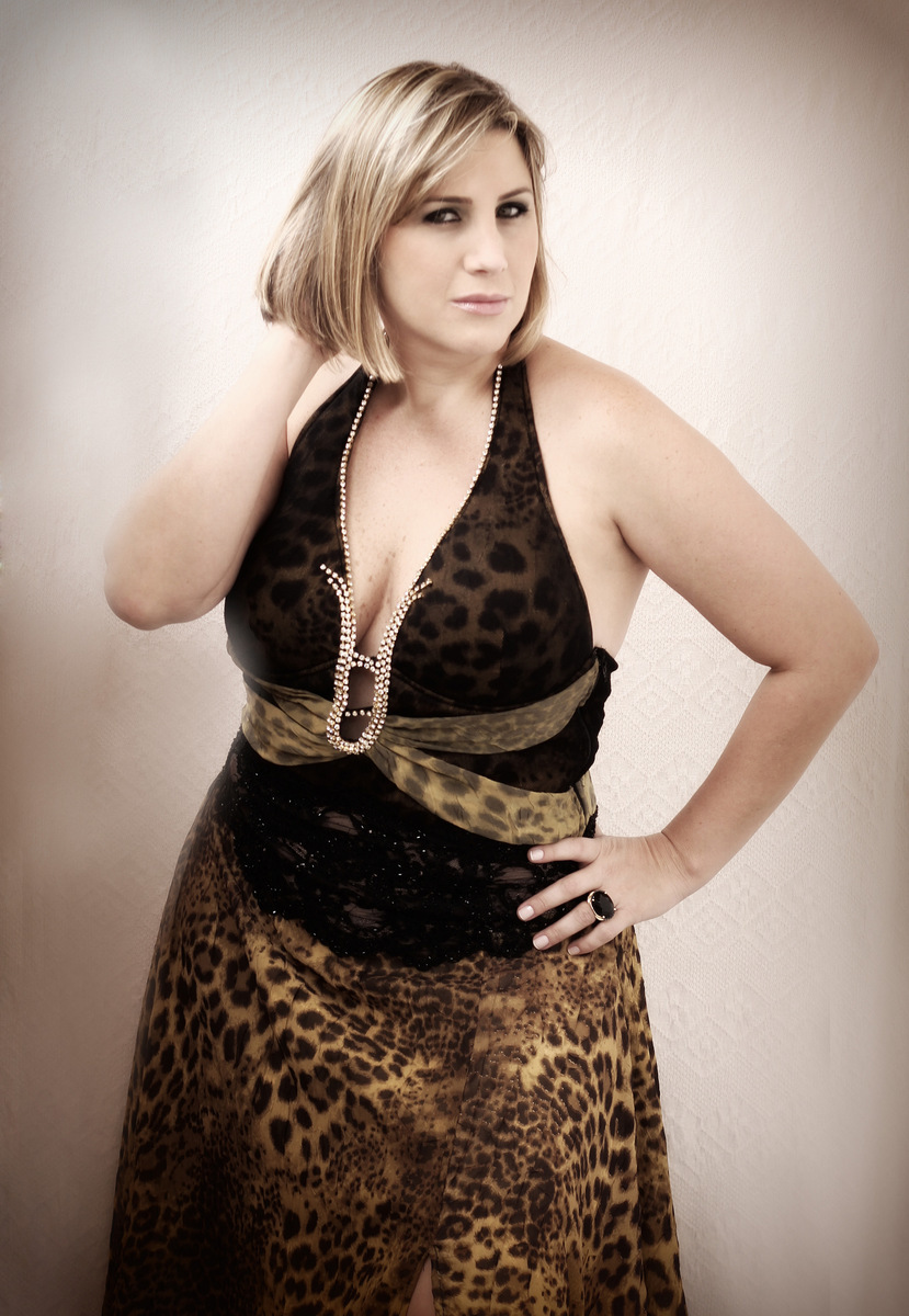 Onde fazer book fotográfico de mulher de 30 anos? Ivna sá fotografa mulheres de 30 anos em belo horizonte. Mulher de 30 anos faz sessão fotográfica em estúdio especializado em fotografia de mulheres 