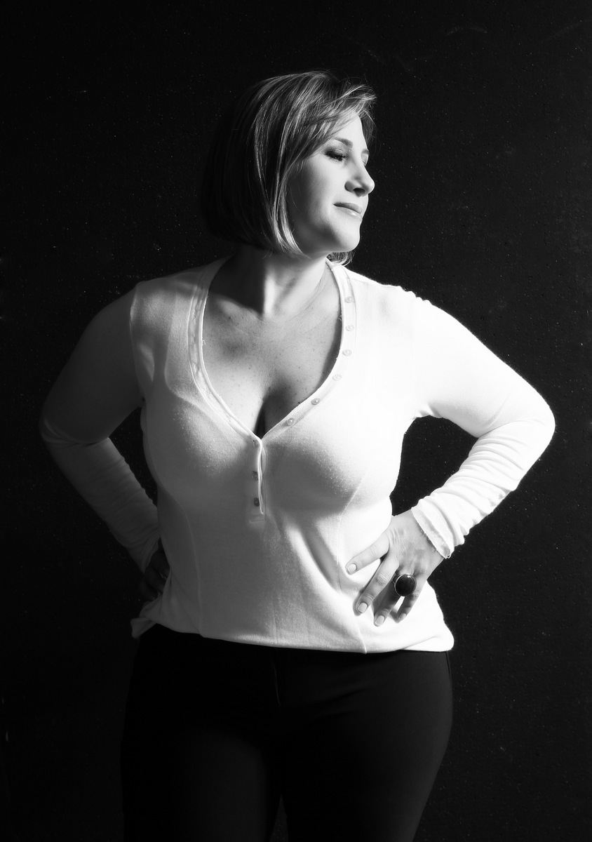 Onde fazer book fotográfico de mulher de 30 anos? Ivna sá fotografa mulheres de 30 anos em belo horizonte. Mulher de 30 anos faz sessão fotográfica em estúdio especializado em fotografia de mulheres 