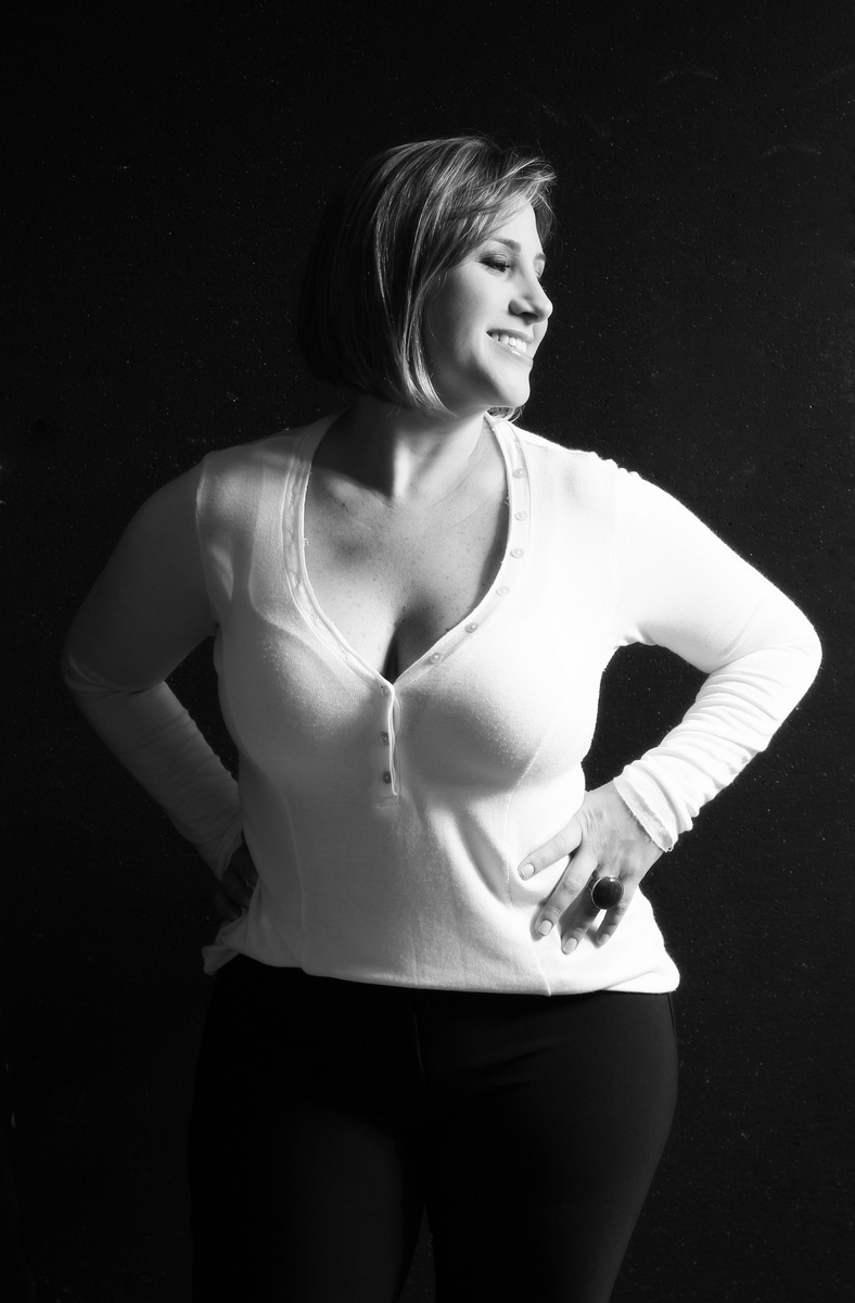 Onde fazer book fotográfico de mulher de 30 anos? Ivna sá fotografa mulheres de 30 anos em belo horizonte. Mulher de 30 anos faz sessão fotográfica em estúdio especializado em fotografia de mulheres 