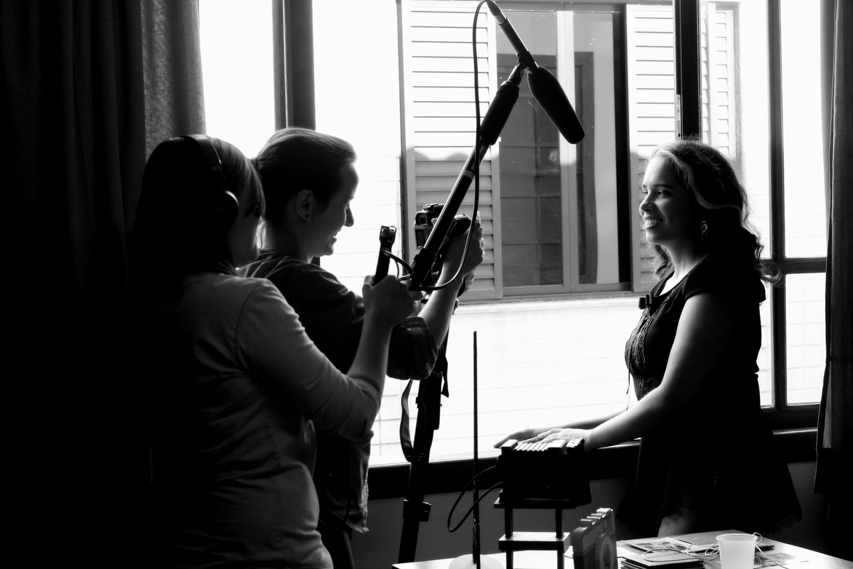 Mulher de 23 anos deficiente visual ouve áudio descrição do ensaio feito no estúdio ivna sá em belo horizonte