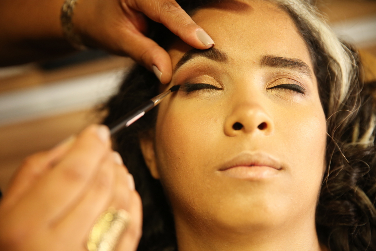 Mulher de 23 anos deficiente visual é maquiada para realizar o sonho de fazer um ensaio fotográfico no estúdio da Ivna Sá em Belo Horizonte