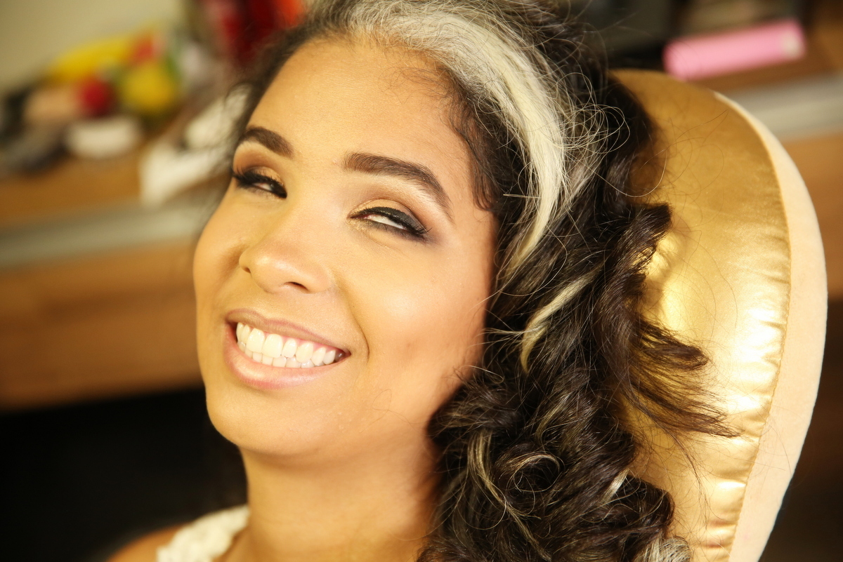 Mulher de 23 anos deficiente visual é maquiada para realizar o sonho de fazer um ensaio fotográfico no estúdio da Ivna Sá em Belo Horizonte