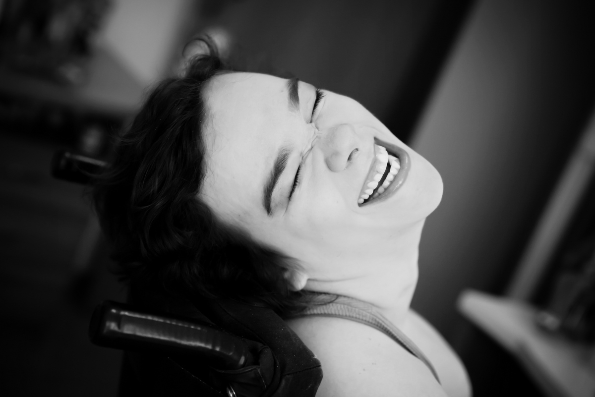 Ivna sá, ivna sá para mulheres, ivna sá fotografia, book de mulher com paralisia cerebral, paralisia cerebral, fotos em casa, feito com os pés, escritora, mulher, book, fotos de mulher em belo horizonte