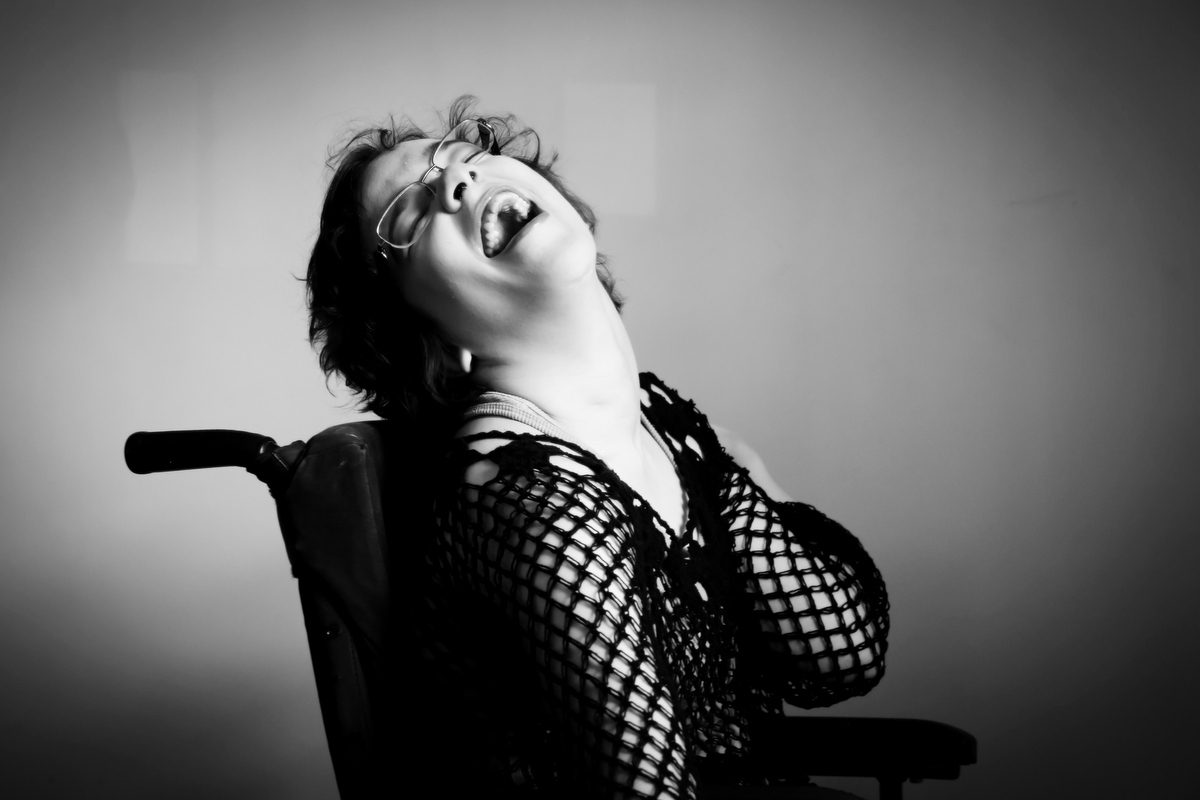 Ivna sá, ivna sá para mulheres, ivna sá fotografia, book de mulher com paralisia cerebral, paralisia cerebral, fotos em casa, feito com os pés, escritora, mulher, book, fotos de mulher em belo horizonte