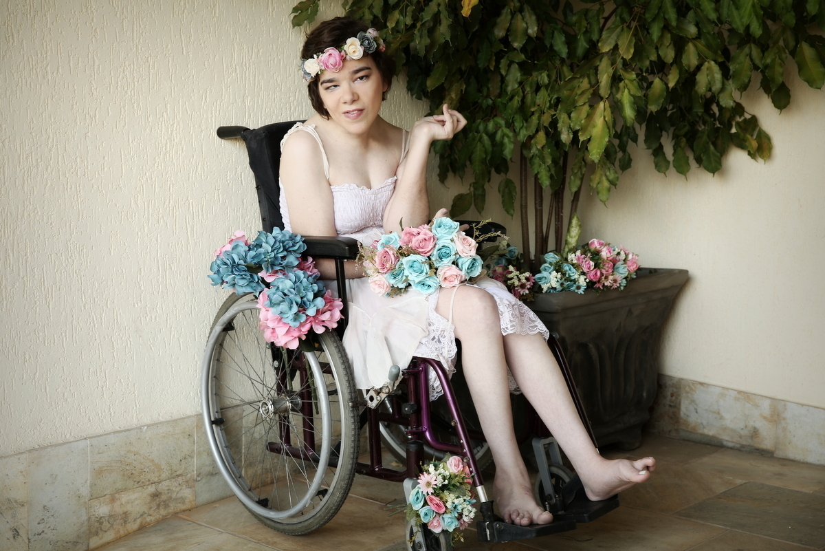 Ivna sá, ivna sá para mulheres, ivna sá fotografia, book de mulher com paralisia cerebral, paralisia cerebral, fotos em casa, feito com os pés, escritora, mulher, book, fotos de mulher em belo horizonte