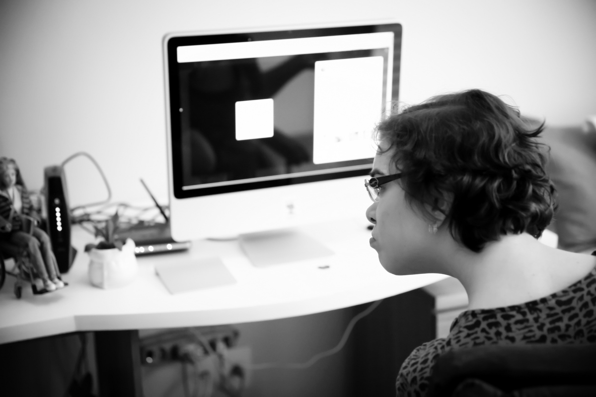 Ivna sá, ivna sá para mulheres, ivna sá fotografia, book de mulher com paralisia cerebral, paralisia cerebral, fotos em casa, feito com os pés, escritora, mulher, book, fotos de mulher em belo horizonte