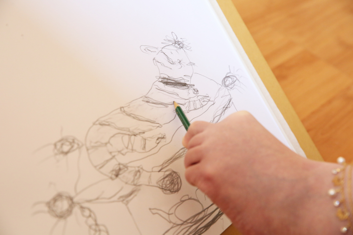 Ivna sá, ivna sá para mulheres, ivna sá fotografia, book de mulher com paralisia cerebral, paralisia cerebral, fotos em casa, feito com os pés, escritora, mulher, book, fotos de mulher em belo horizonte