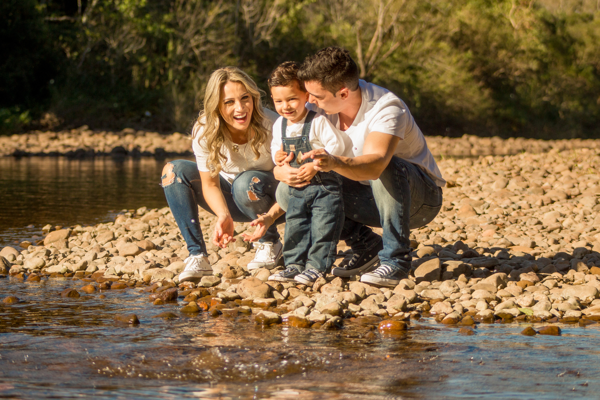 Jogando pedra no rio, ensaio de família