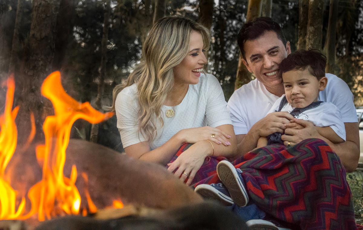 Ensaio de família na fogueira