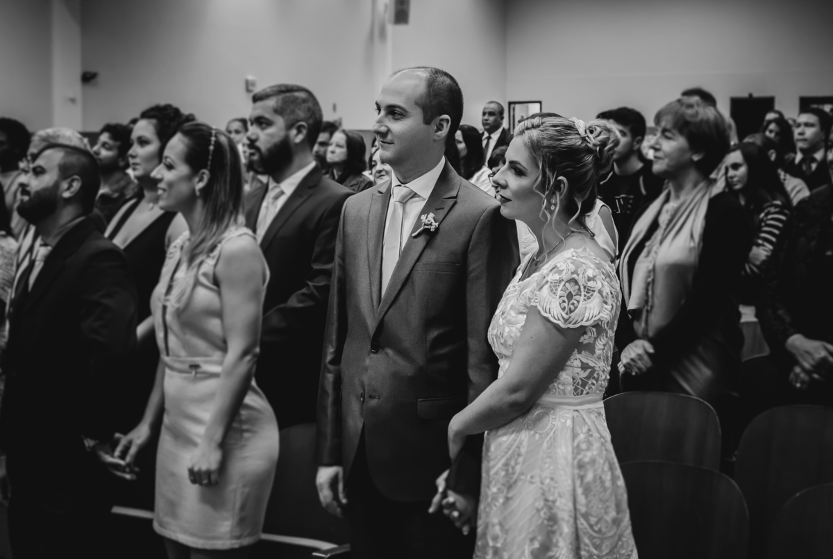 noivos prestando atenção no culto