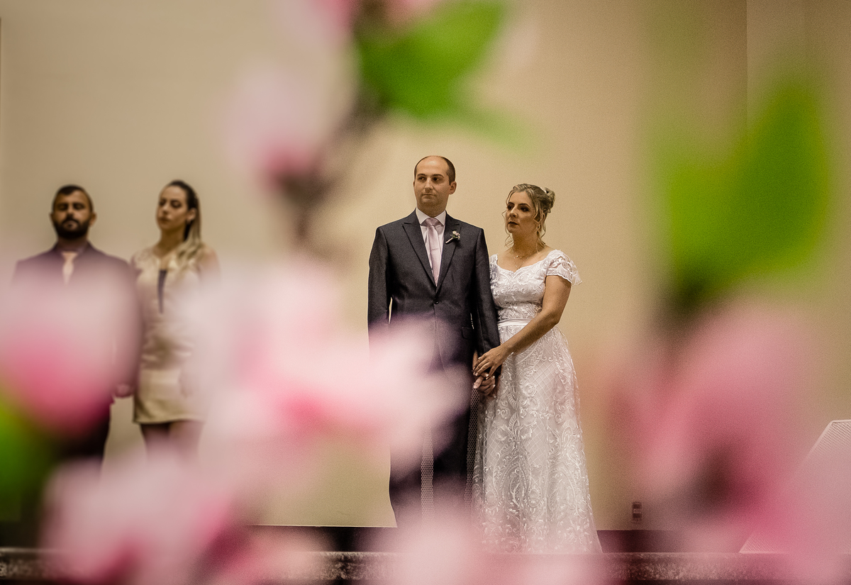 noivos no altar entre flores