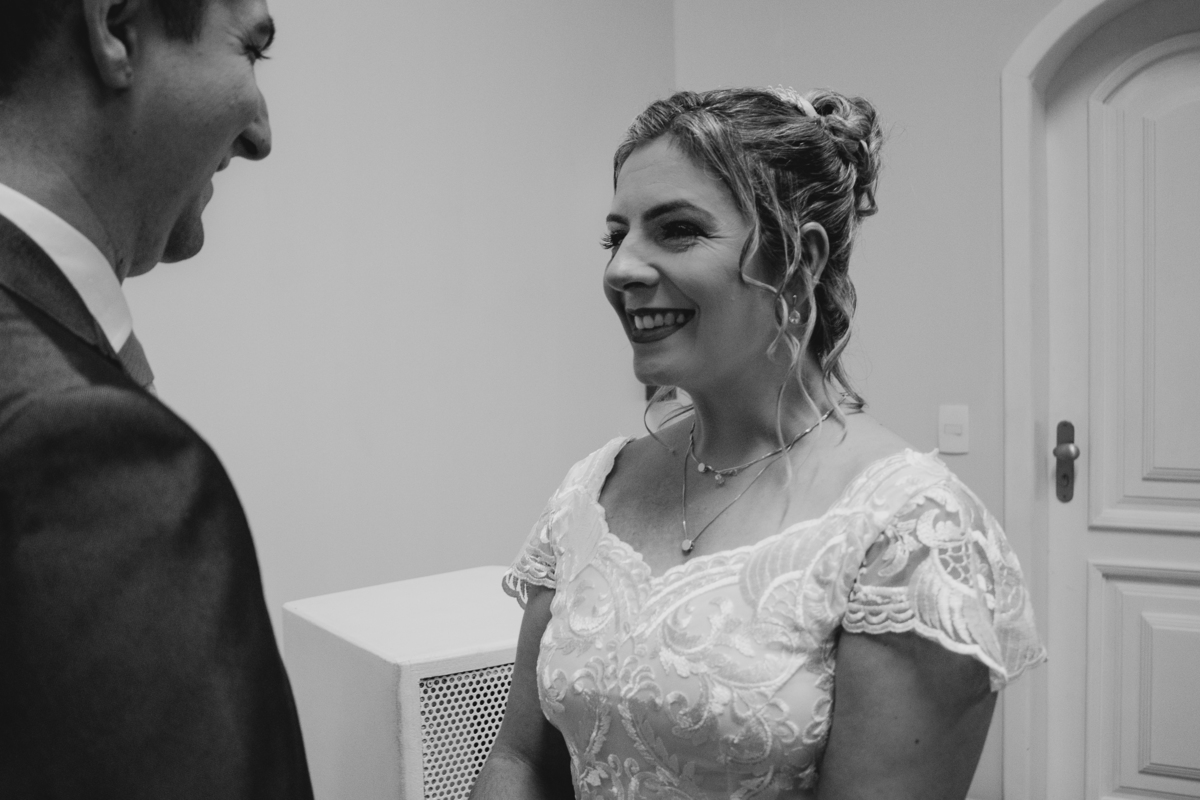 troca de sorriso entre noivos