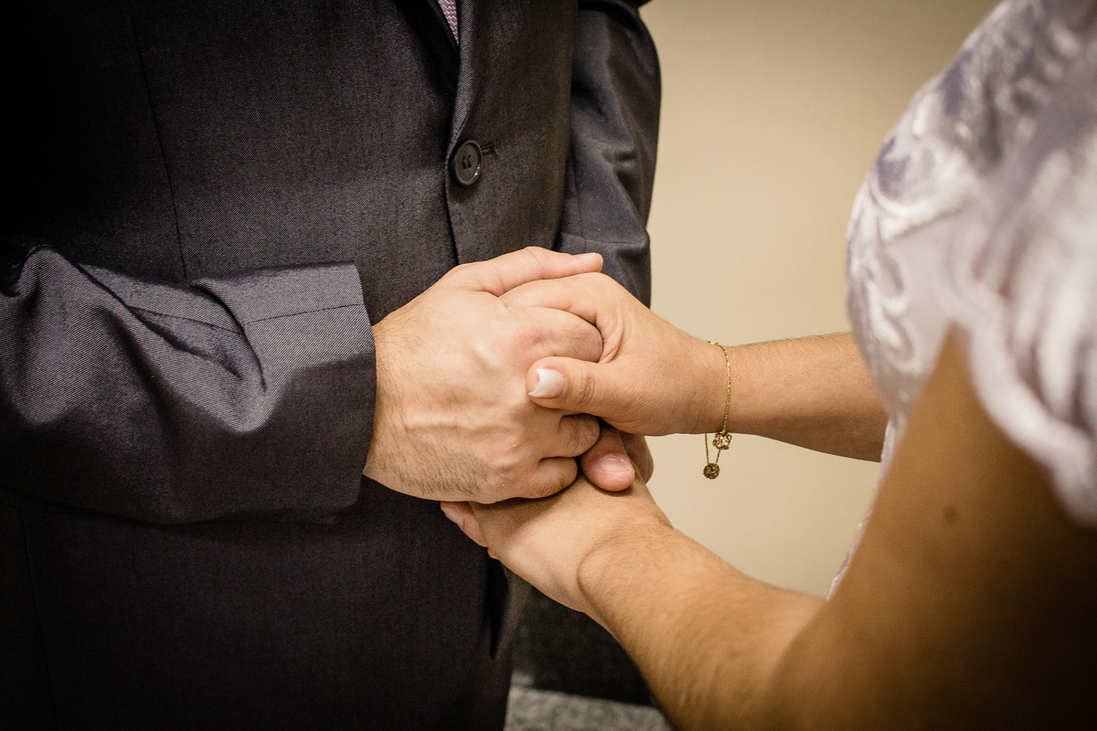 noivos de maos dadas