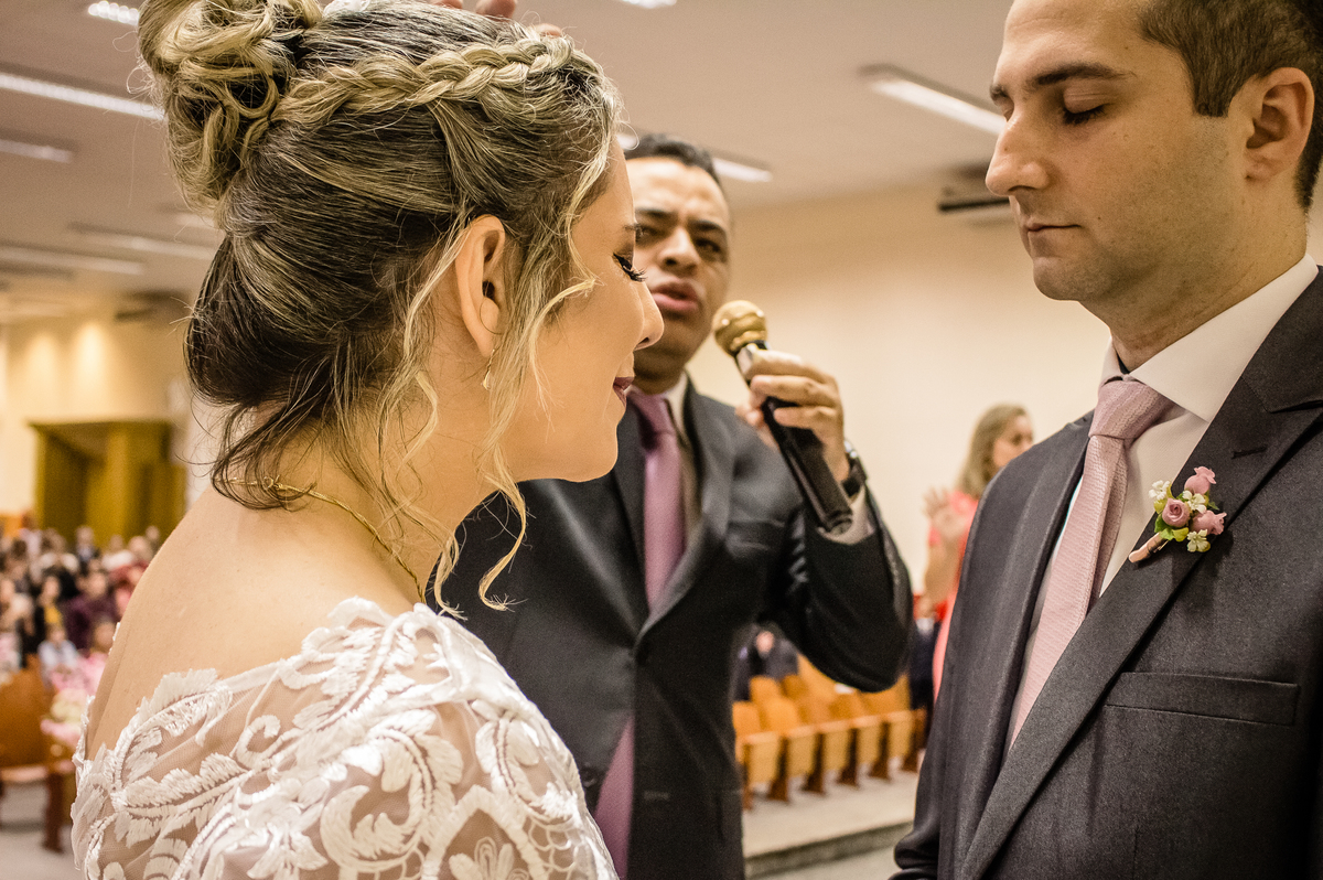 noiva e noivo de olhos fechados orando