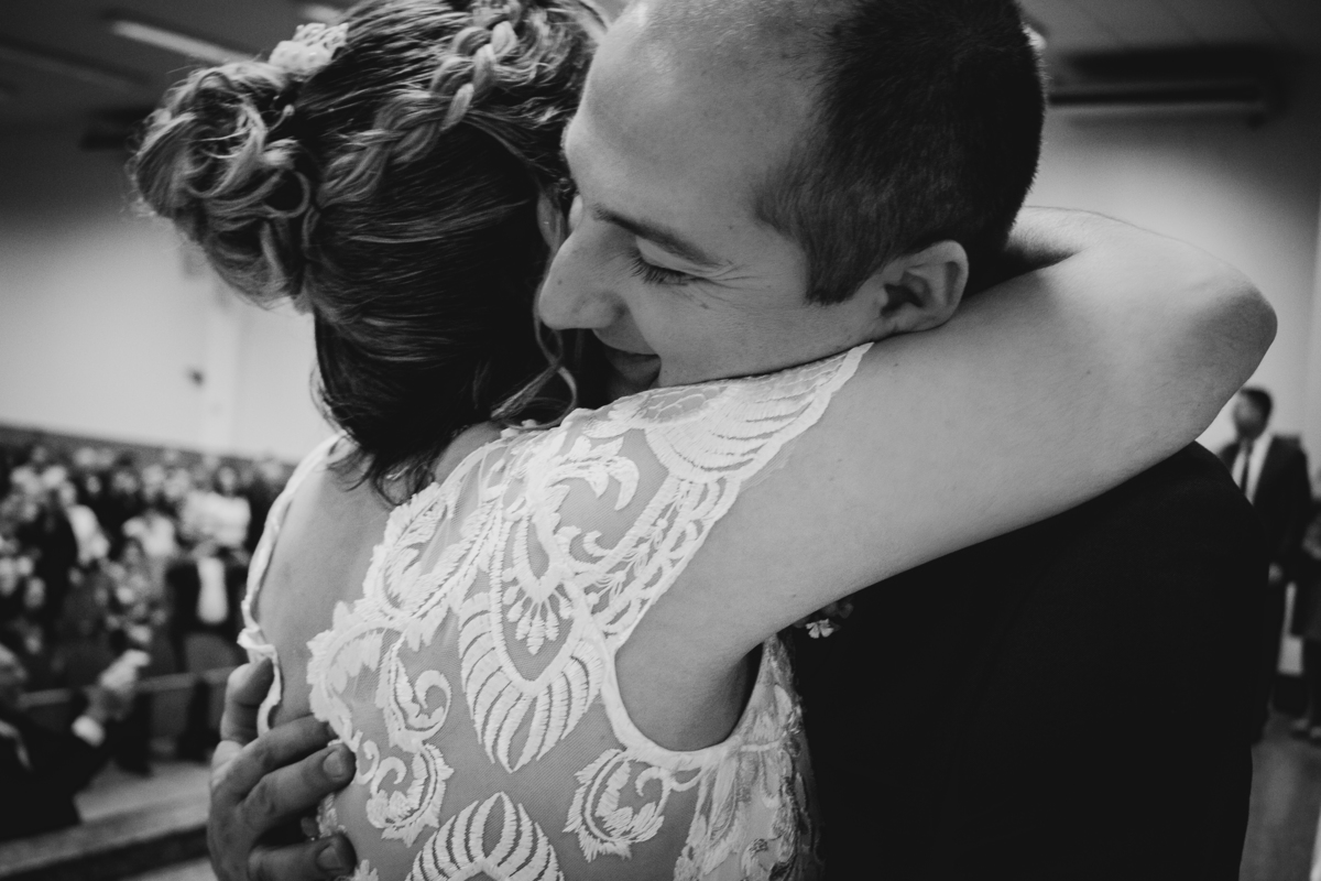 abraço dos noivos