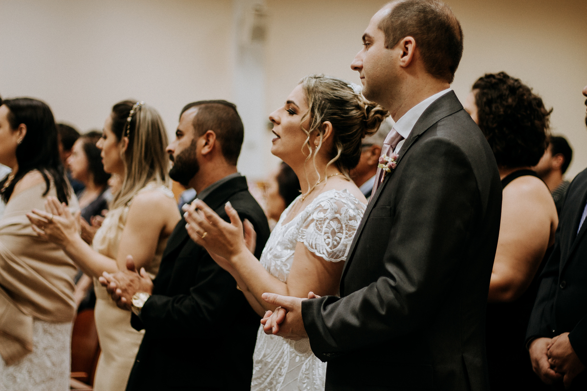 noivos aplaudindo a cerimonia