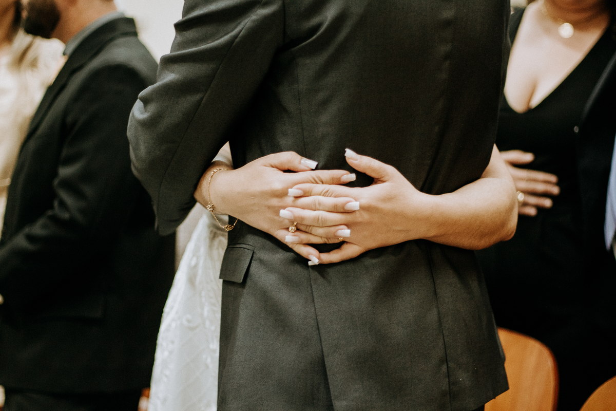 maos da noiva pela cintura do noivo