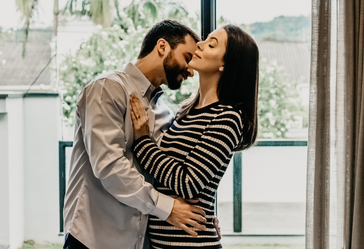 marido dando um cheiro 