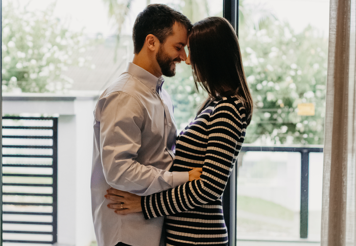 casal encostando a testa